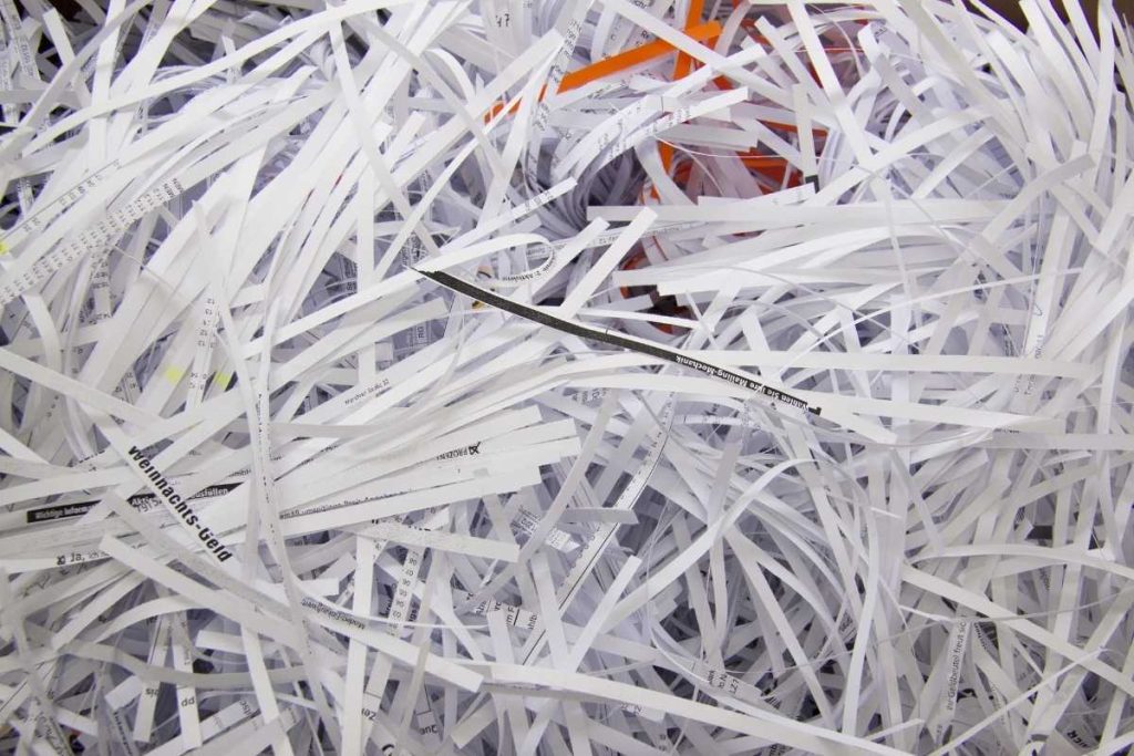 Folhas trituradas de papel